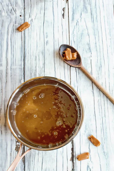 Molho de caramelo em uma panela de molho de cima — Fotografia de Stock