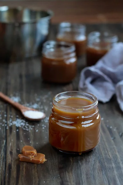 Pequeño frasco de salsa de caramelo — Foto de Stock