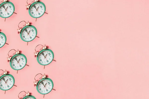 핑크 및 청록색 일광 절약 시간 개념 — 스톡 사진