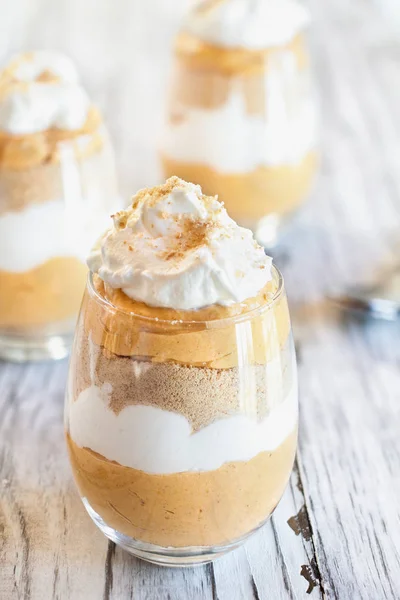 Trifle à la citrouille avec crème fouettée et miettes de biscuits — Photo