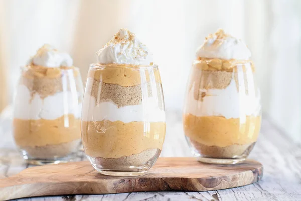 Trifle de abóbora de três camadas com creme de chicote e migalha de biscoito — Fotografia de Stock