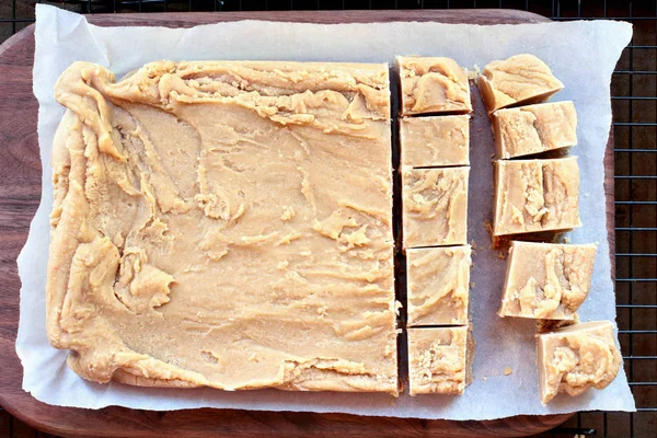 Delicioso casera de mantequilla de maní Fudge sobre la tabla de cortar — Foto de Stock