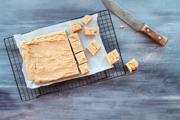 Oben Schuss köstlicher hausgemachter Erdnussbutter-Fudge — Stockfoto