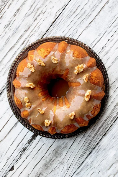 Delicioso bolo de pacote de especiarias de abóbora com cobertura de açúcar marrom e — Fotografia de Stock