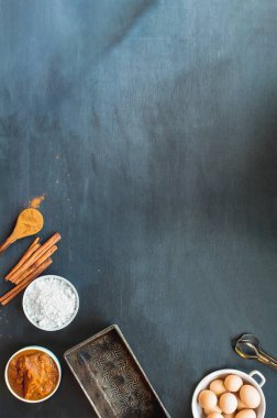 Boş Ekmek Tavave Koyu Arka Plan Üzerinde Malzemeler