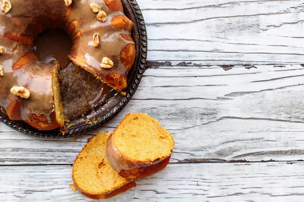 갈색 설탕 서리와 맛있는 호박 향신료 번트 케이크 조각 — 스톡 사진