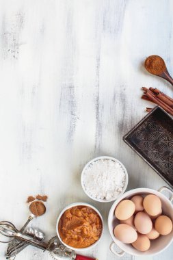 Light Bac üzerinde Somun Tava ile Kabak Muffin veya Ekmek Malzemeler