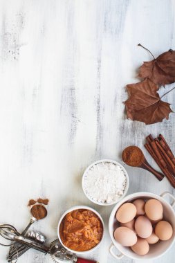 Hafif Bir Arka Plan üzerinde Kabak Muffin veya Ekmek Malzemeler