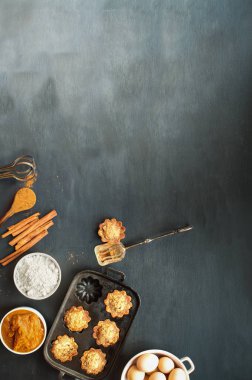 Tavada Kabak Muffins ve Koyu Arka Plan üzerinde Malzemeler