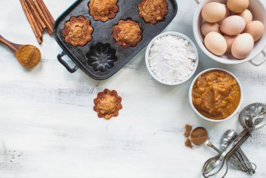 Hafif Backgr üzerinde Muffin Pan ile Kabak Muffin ve Malzemeler