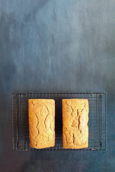 Dos panes de calabaza sobre fondo oscuro — Foto de Stock