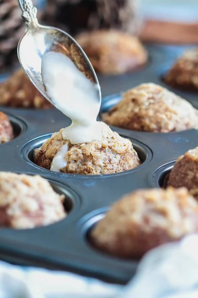 Vers gebakken Pompoen muffins in Bakpan met ijsvorming — Stockfoto