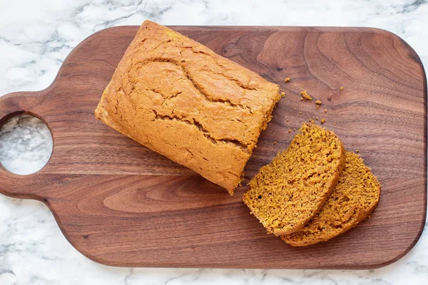 Pane di zucca fresco affettato sul tagliere — Foto Stock