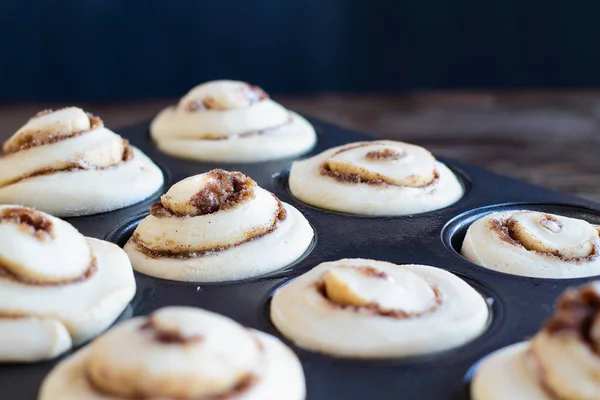 Lång gourmet kanelbullar stiger i Muffin Tin — Stockfoto