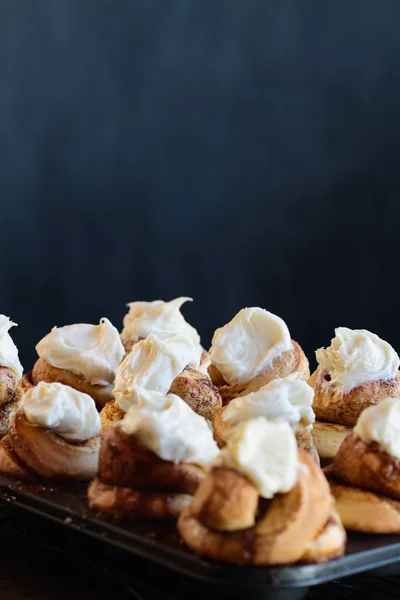 Färsk lång gourmet kanelbullar med glasyr i en muffin Tin — Stockfoto