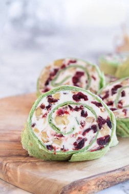 Yaban mersinli krem peynir ve cevizli fırıldak kesme tahtasında