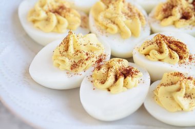 Paskalya için taze ev yapımı yumurta tabağı.
