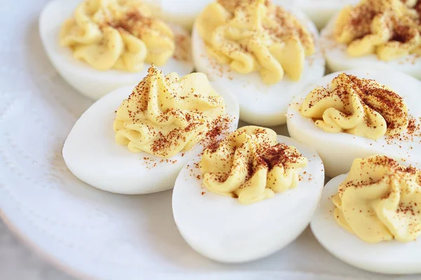 イースターのための新鮮な自家製の焼き卵のプレート — ストック写真