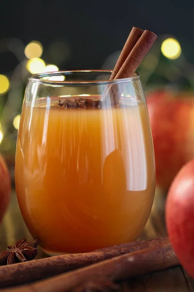 Bebida fresca de sidra de manzana con especias — Foto de Stock