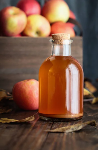 Vinagre de sidra de manzana con una caja de manzanas frescas — Foto de Stock