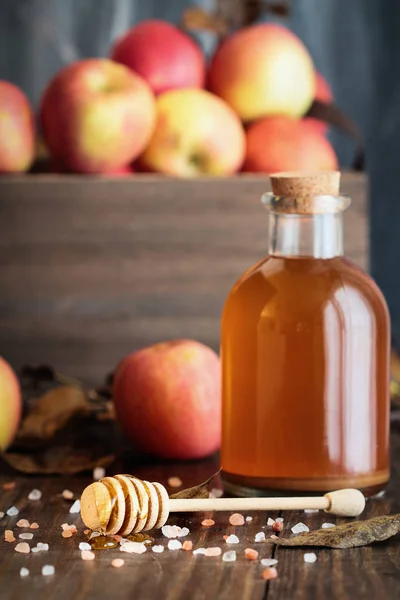 Sal rosa del Himalaya y vinagre de sidra de manzana — Foto de Stock