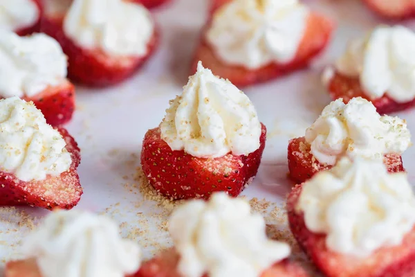 Ci-dessus tir de fraises fraîches farcies Deviled — Photo