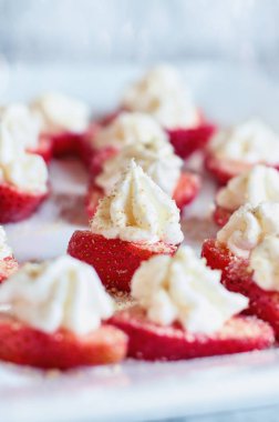 Graham Cracker Crumbs ile Doldurulmuş Taze Çilekler