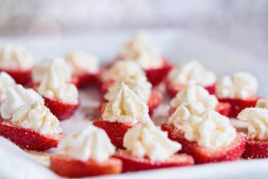 Graham Cracker Crumbs ile doldurulmuş Devled Taze Çilek