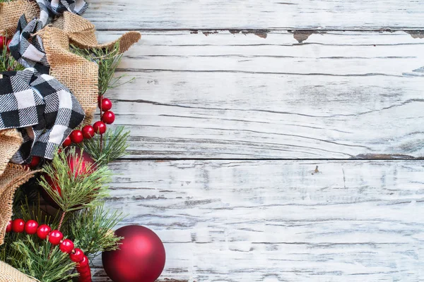 Weihnachtsschmuck vor weißem, rustikalem Hintergrund — Stockfoto