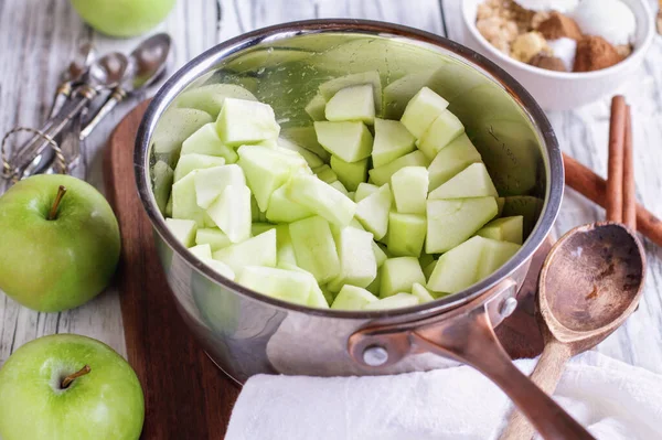 파이나 타르트를 만들기 가까운 재료가 남비에 할머니 스미스의 사과를 재료로 — 스톡 사진