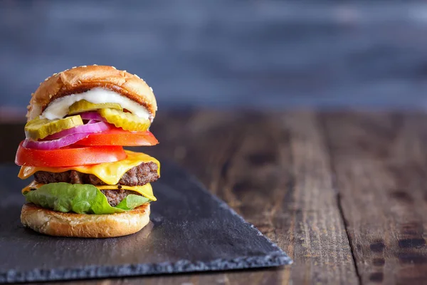 Velký Tučný Šťavnatý Dvojitý Cheeseburger Dvěma 100 Hovězími Placičkami Plátky — Stock fotografie