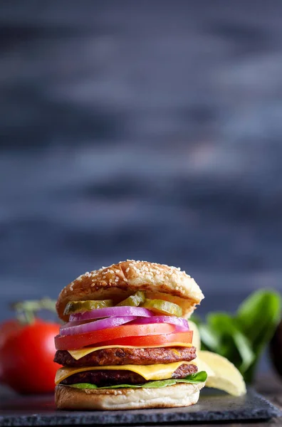 Вегетарианский Чизбургер Приготовленный Двух Мясных Котлет Ломтиков Плавленного Сыра Лука — стоковое фото