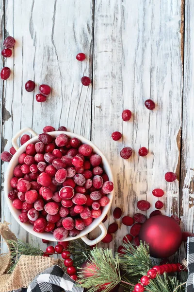 Cranberries Congelados Uma Tigela Sobre Fundo Mesa Madeira Branca Com — Fotografia de Stock