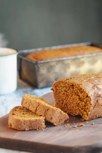 Pane Zucca Fatto Casa Appena Sfornato Tagliere Con Caffè Caldo — Foto Stock