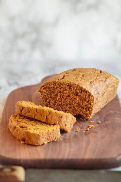 Vers Gebakken Zelfgebakken Pompoenbrood Plakjes Gesneden Een Snijplank Met Oud — Stockfoto