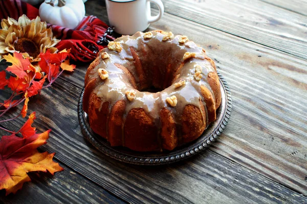 Pyszne Pumpkin Spice Bundt Ciasto Lukier Brązowego Cukru Lukier Orzechy — Zdjęcie stockowe