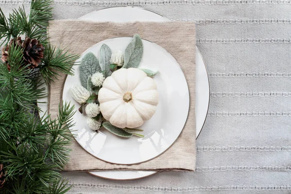 Thanksgiving Day Kerstmis Plaats Instelling Met Witte Borden Mini Witte — Stockfoto