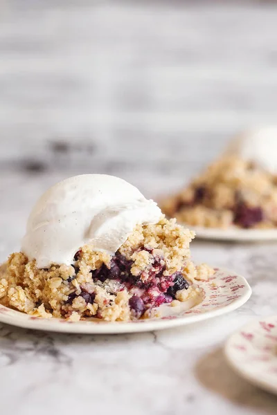 黑莓和蓝莓果汁机顶部的金色燕麦片脆与冰淇淋 背景模糊的极端选择性重点 — 图库照片