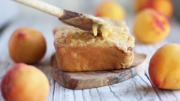 Holzlöffel Zuckerguss Ein Köstliches Hausgemachtes Pfirsichsüßes Brot Mit Frischen Pfirsichen — Stockvideo