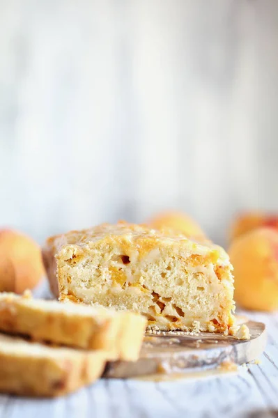 Köstliches Hausgemachtes Pfirsichbrot Mit Zuckerguss Und Frischen Pfirsichen Selektiver Fokus — Stockfoto