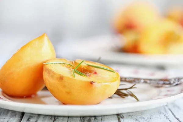 Frische Hausgemachte Geröstete Pfirsiche Gebacken Braunem Zucker Und Frischen Rosmarinzweigen — Stockfoto