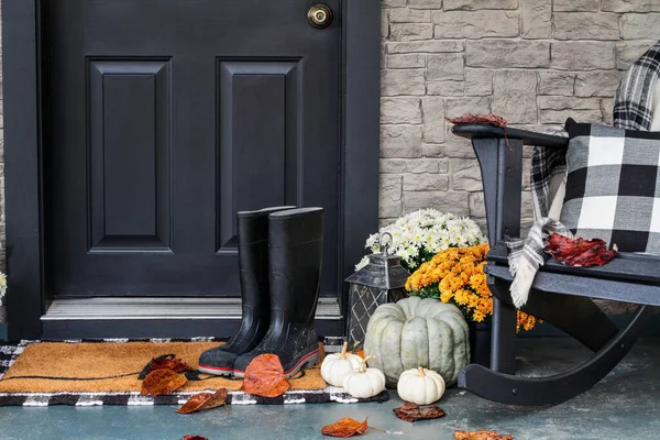 Traditionele Stijl Veranda Versierd Voor Herfst Met Regenlaarzen Erfstuk Kalebassen — Stockfoto