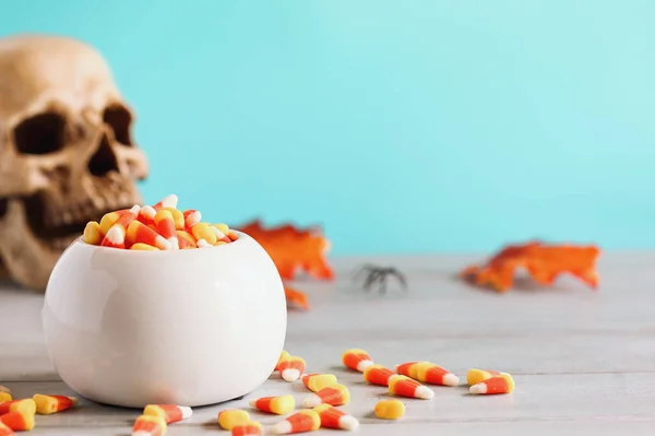 Halloween Vakantie Snoep Maïs Een Witte Kom Met Decoraties Een — Stockfoto