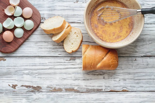 Schaal Van Franse Toast Mix Met Brood Eierschalen Buurt Schot — Stockfoto