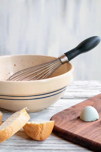 Ingredienser För Rostat Bröd Med Visp Och Antik Skål Farm — Stockfoto