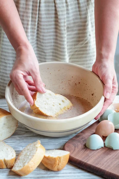 Vrouwenhanden Dompelen Brood Wentelteefbeslag Met Boerderijverse Biologische Eieren Een Brood — Stockfoto