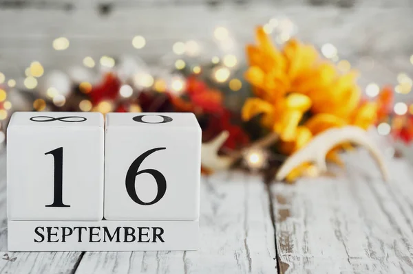 Witte Houten Kalenderblokken Met Datum September Herfst Decoraties Een Houten — Stockfoto