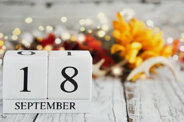 Witte Houten Kalenderblokken Met Datum September Herfst Decoraties Een Houten — Stockfoto