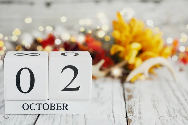 Weiße Holzkalenderblöcke Mit Dem Datum Oktober Und Herbstlicher Dekoration Über — Stockfoto