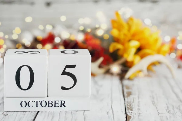 Witte Houten Kalenderblokken Met Datum Oktober Herfst Decoraties Een Houten — Stockfoto